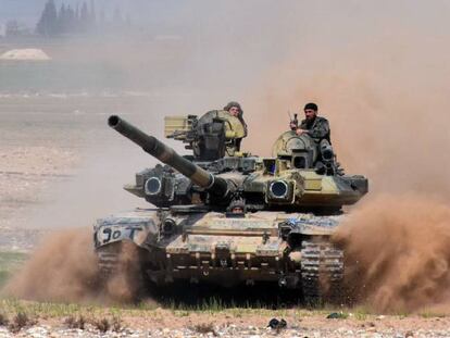 Tanque del ej&eacute;rcito sirio cerca de Alepo.