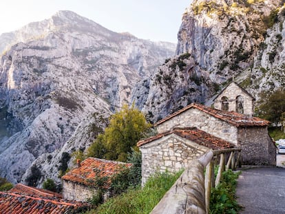 El pueblo de Camarmeña, en los Picos de Europa.