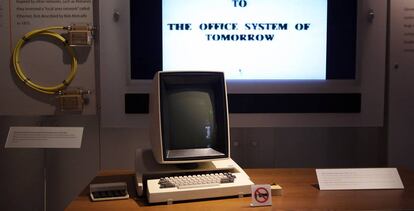 Un Xerox Alto, el primer ordenador que incorporó una interfaz gráfica y un ratón, reposa en un museo estadounidense.