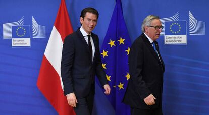 El presidente de la Comisi&oacute;n Europea, Jean-Claude Juncker, da la bienvenida al canciller austr&iacute;aco, Sebastian Kurz, a su llegada a Bruselas este martes.
 