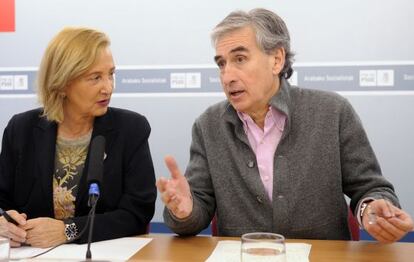 Blanca Roncal y Ramón Jáuregui, en la rueda de prensa de ayer, en Vitoria.