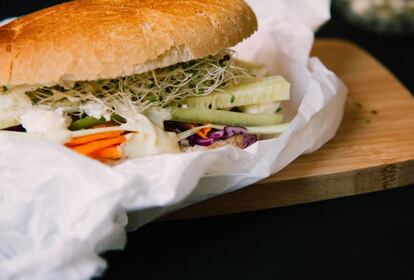 Desde el la web especializada en cocina The Kitchn, recomiendan envolver el bocadillo en papel de estraza, "para evitar que sus piezas se separen". Otra opción más ecológica, según los especialistas, es un trozo de tela atado con cuerdas, "que luego podrá usar como servilleta". Y desde Ecoembes aconsejan portar una bolsa de basura con nosotros para arrojar los desperdicios. Buen provecho.