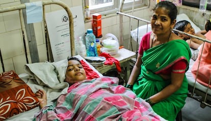 Harsh Gadhe lleva un mes postrado en una cama de la unidad de menores del Hospital de Sion con graves heridas en el costado y la cabeza debido a un accidente de tráfico.