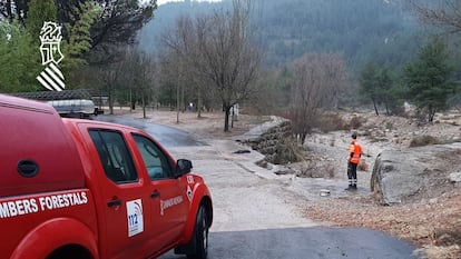 Los bomberos forestales vigilan el caudal del barranco del Poyo a su paso por Chiva.