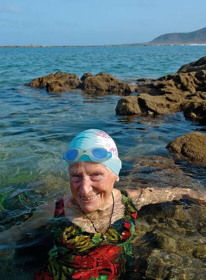 Bernarda Angulo, en la playa de Las canteras, en su isla, Gran Canaria.