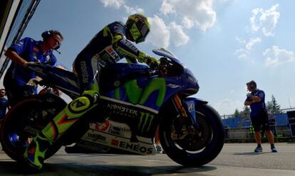 Valentino Rossi sale del box en Brno.