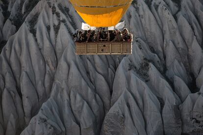 Un grupo de turistas contempla una formacin rocosa desde un tour en globo aerosttico la ciudad turca de Nevsehir.