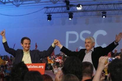 Rodriguez Zapatero y Paasqual Maragall saludan durante el mitin de inicio de campaña para el referéndum del Estatuto.