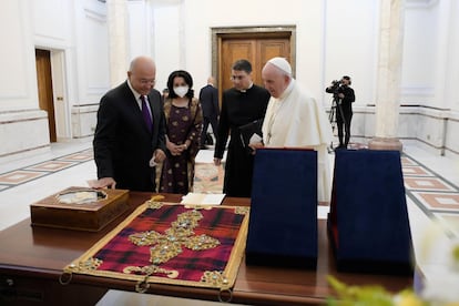 El presidente iraquí, Barham Salih (a la izquierda), y el papa Francisco, durante la reunión en el palacio presidencial, este viernes. El viaje, definido por altas fuentes vaticanas como el “más importante de este pontificado”, posee también un componente geopolítico articulado a través de comunidad chií, en permanente disputa con Estados Unidos.