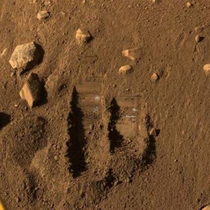 Marcas dejadas por el brazo robótico de la sonda Phoenix tras recoger muestras de tierra en Marte.