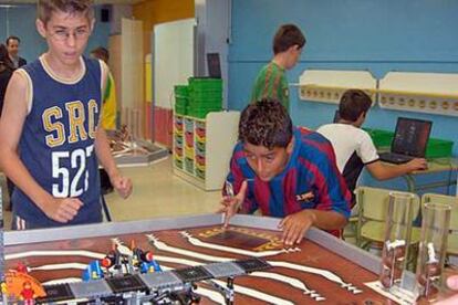 Escolares con sus prototipos de robots.