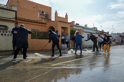 Varios vecinos de la calle Buen Pastor, de San Fernando, barren el agua a la alcantarilla, a 31 de octubre de 2024, en Cádiz (Andalucía, España). El temporal de lluvia y fenómenos meteorológicos adversos que azota Andalucía desde el pasado lunes ha sumado otro centenar de incidencias durante la madrugada de este jueves 31 de octubre, lo que sitúa en 1.441 las registradas en toda la comunidad desde el inicio de la DANA, entre ellas un fallecido este miércoles en un hospital de Málaga tras ser rescatado la víspera de su vivienda en Alhaurín de la Torre.
31 OCTUBRE 2024
Francisco J. Olmo / Europa Press
31/10/2024