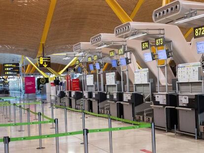 Vista de los mostradores de facturación en la terminal 4 del aeropuerto de Madrid, gestionado por Aena.