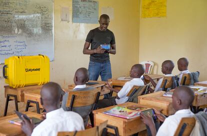 Tonee Ndungu, cuyo equipo está desarrollando Somanasi, muestra la última versión de su tutor educativo personalizado.