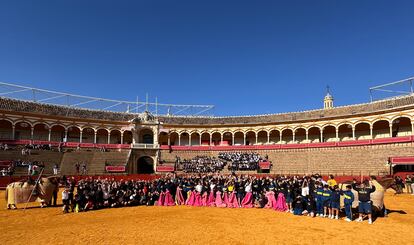 Escolares asistentes al Taller de Tauromaquia en la plaza de La Maestranza.