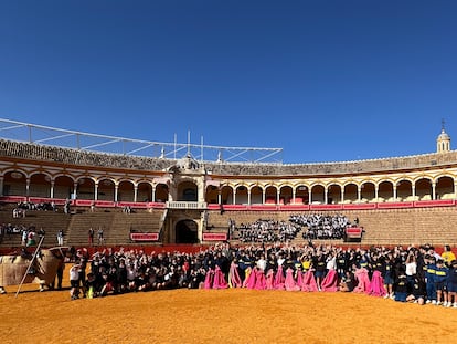 Escolares asistentes al Taller de Tauromaquia en la plaza de La Maestranza.