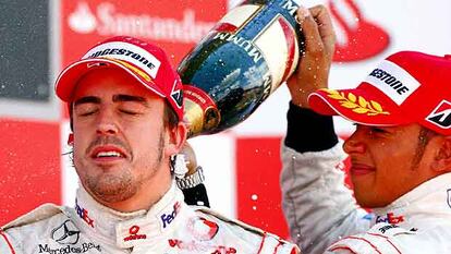 Lewis Hamilton baña con champaña a Fernando Alonso en el podio.