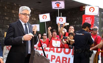 Jos&eacute; L&oacute;pez Jaraba, exdirector de la Radiotelevisi&oacute;n Valenciana ( RTVV) increpado por extrabajadores del ente a su salida de los juzgados de Paterna ( Valencia) el pasado junio. 