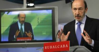 Rubalcaba, candidato socialista, en la sede de Ferraz.