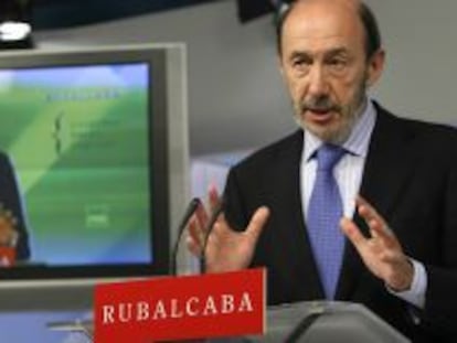 Rubalcaba, candidato socialista, en la sede de Ferraz.