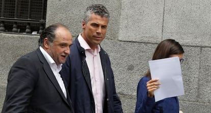 Carlos Alberto Estrada Pita (en el medio), exalcalde de Moraleja de Enmedio saliendo de la Audiencia Nacional.