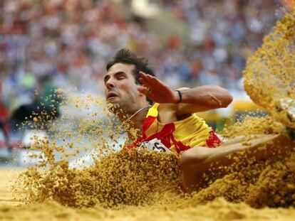 Eusebio Cáceres, cuarto en salto de longitud.