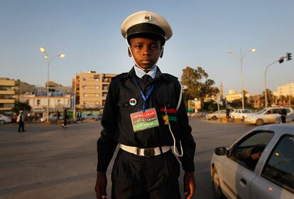 15 de abril. Ali Salem el-Faizani, de 10 años, trabaja ordenando el tráfico en Bengasi. Los escolares libios llevan cerca de dos meses sin clases, debido a la guerra que vive el país. Algunos niños, como Ali, pasan el tiempo realizando actividades organizadas por grupos de 'boy scout'.