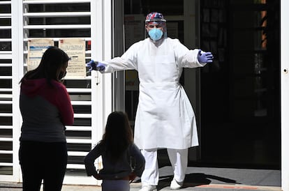 Varias personas hacen cola, este viernes frente al Centro de Salud Artilleros del barrio de Vicálvaro (Madrid).