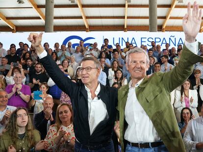 El líder del PP, Alberto Núñez Feijóo, a la izquierda, el presidente de la Xunta, Alfonso Rueda, durante el acto de este domingo en Santiago de Compostela.
