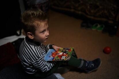 Nikita, de cuatro años, en la estancia de la sala de teatro en la que se refugia junto a sus padres.