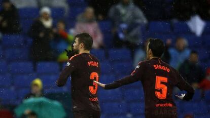 Piqu&eacute; celebra el tanto del 1-1 en el derbi.