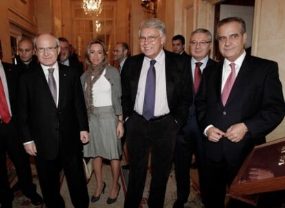 El presidente de la Generalitat de Cataluña, José Montilla, la ministra Carme Chacón, el ex presidente del Gobierno, Felipe González, el ministro José Blanco y el ministro Celestino Corbacho en el desayuno informativo organizado por el Forum Europa en Madrid.