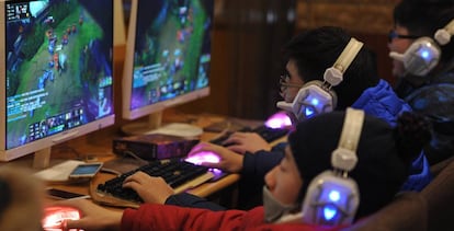 Varios jóvenes juegan en un cibercafé chino.