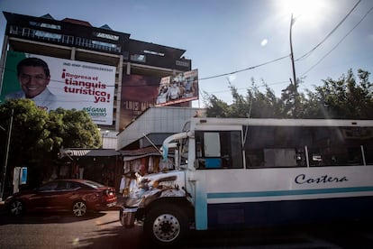 Anuncios electorales por candidatos a diputaciones plurinominales y gubernatura en el puerto de Acapulco del Estado de Guerrero, el 2 de mayo de 2021. 