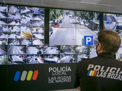 El jefe de la Policía Local de Las Rozas, Manuel López, observa las imágenes de las cámaras de seguridad en la sala del 092.