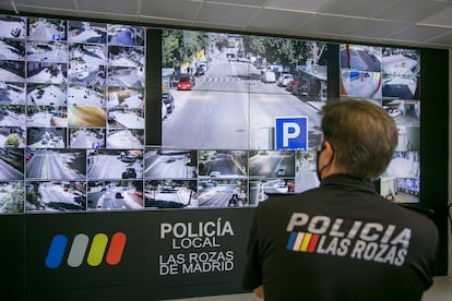 El jefe de la Policía Local de Las Rozas, Manuel López, observa las imágenes de las cámaras de seguridad en la sala del 092.
