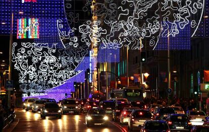Aspecto nocturno de la Gran Vía al inicio de la campaña de Navidad.