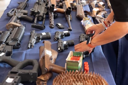 Un policía mostraba este viernes varias de las armas manipuladas que se han intervenido al hombre detenido el pasado junio en Málaga.