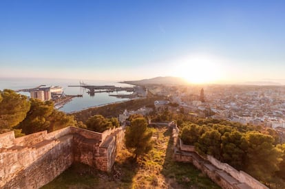 Panorámica de la ciudad de Málaga y su puerto desde lo alto de la alcazaba.