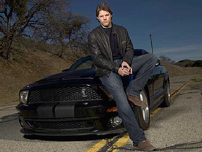 El actor Justin Bruening posa con el nuevo <i>Kitt</i>.