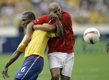 Suazo (a la derecha) forcejea con Gilberto Silva durante el partido Brasil-Chile, jugado en la madrugada de ayer.