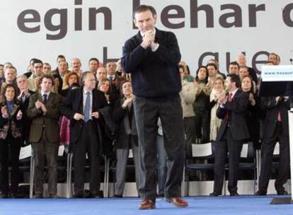 Juan José Ibarretxe agradece los aplausos que le brindan los más de seiscientos candidatos del PNV a las elecciones municipales y forales en el País Vasco y Navarra, reunidos ayer en un acto político en Durango.