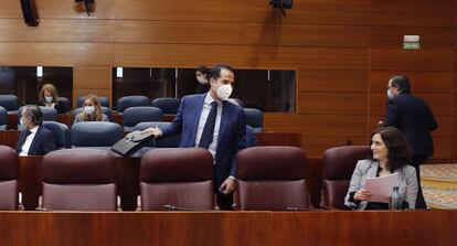 La presidenta de la Comunidad de Madrid, Isabel Díaz Ayuso conversa con el vicepresidente, Ignacio Aguado, durante el pleno en la Asamblea de Madrid el 29 de abril, con un único punto del orden del día: la comparecencia de la presidenta para informar sobre la pandemia del coronavirus.