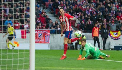 Vitolo marca el segundo gol del Atlético de Madrid ante el Celta.