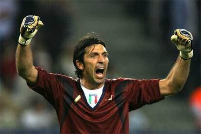 Buffon celebra el segundo gol de Italia frente a Ucrania.