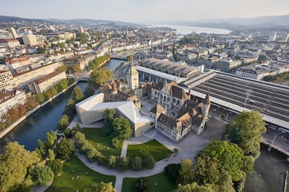 Vista aérea del Landesmuseum de Zúrich, en el que conviven el edificio original, historicista, y la ampliación ideada por Christ & Gantenbein y concluida en 2016.