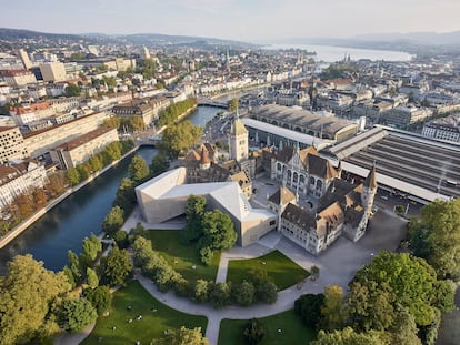 Vista aérea del Landesmuseum de Zúrich, en el que conviven el edificio original, historicista, y la ampliación ideada por Christ & Gantenbein y concluida en 2016.