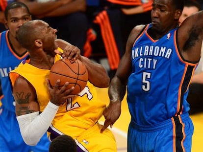 Perkins defiende a Kobe Bryant, ante Durant.