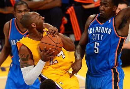 Perkins defiende a Kobe Bryant, ante Durant.