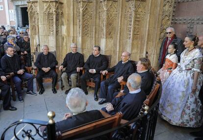 El Tribunal de las Aguas de Valencia, con el alcalde Joan Rib&oacute;, y las falleras mayores en el acto de hermanamiento de este jueves.